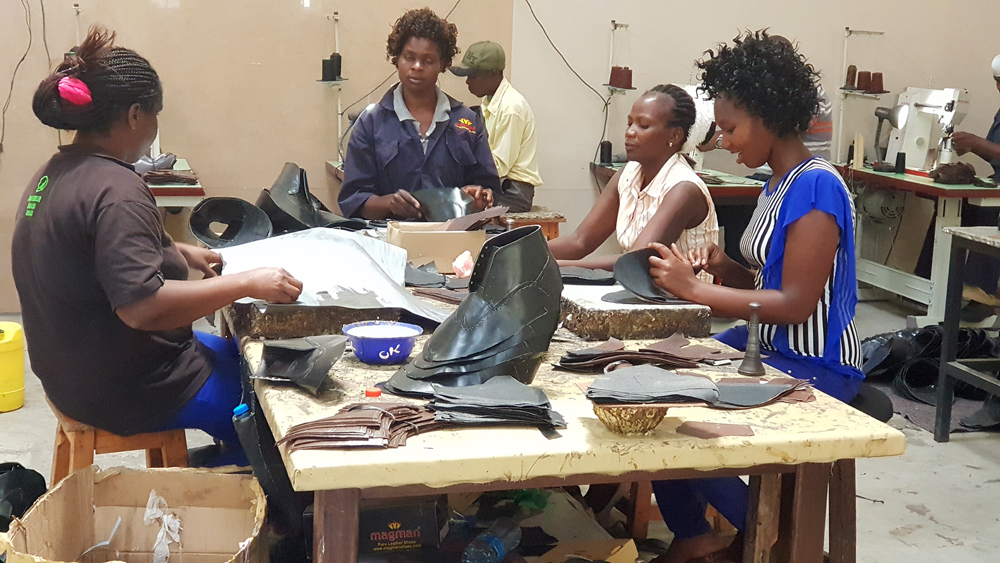 Kenya shoe factory Toe lasting machine