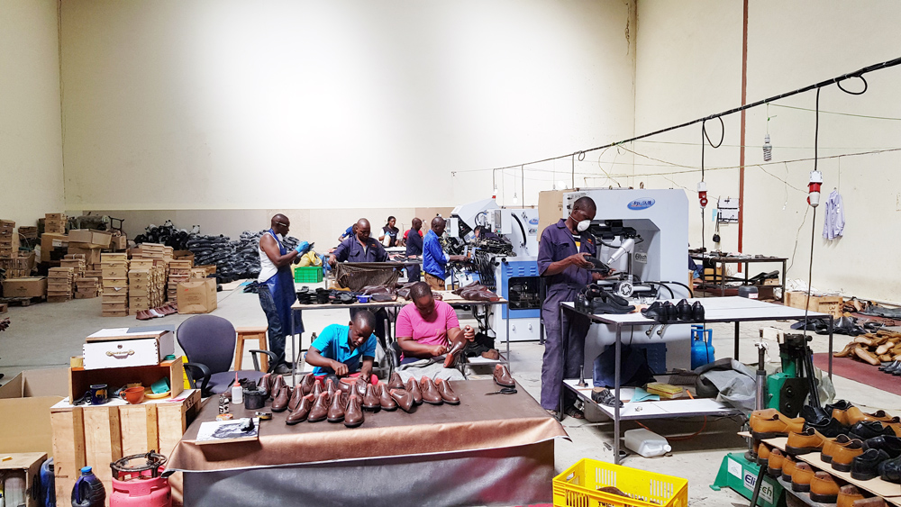 Kenya shoe factory Toe lasting machine